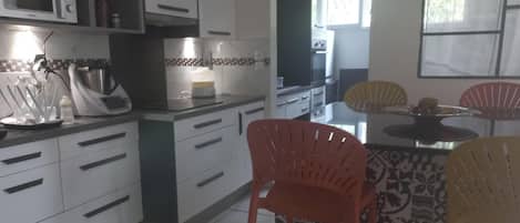 Réfrigérateur, four à micro-ondes, un four, surface de cuisson