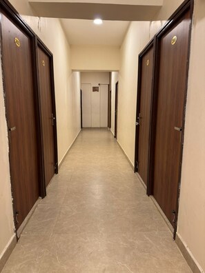 Un pasillo con puertas de madera, cada una con un número.