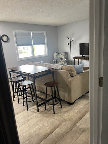 Tranquil 2-bedroom apartment with AC in charming Cambridge/Jeffersonville