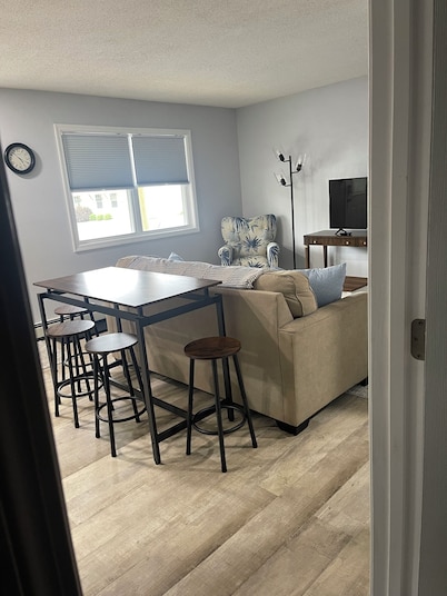 Tranquil 2-bedroom apartment with AC in charming Cambridge/Jeffersonville