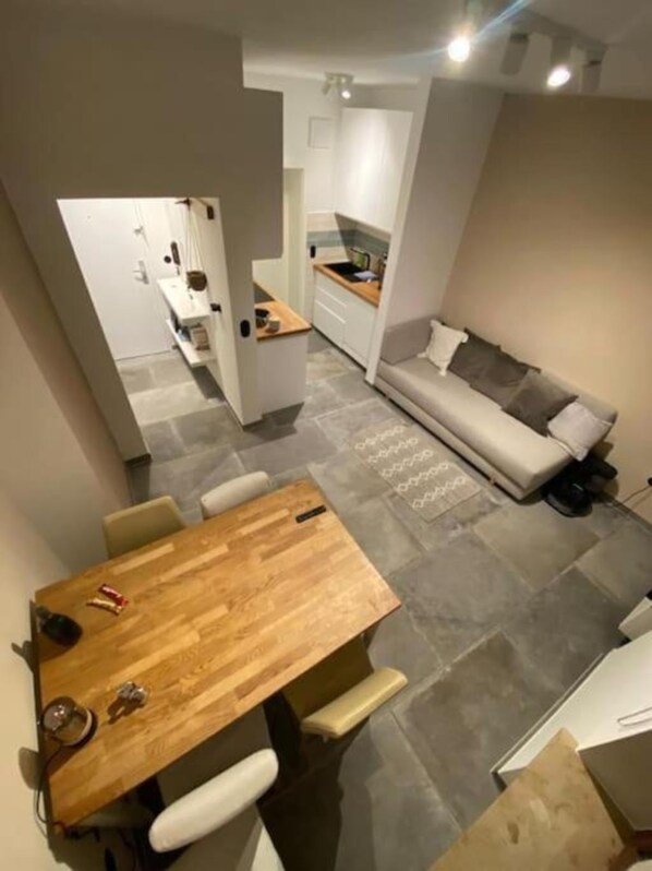 A compact living space with a dining table, sofa, and kitchen area. - Bright two-room space in the center (Würzburg)