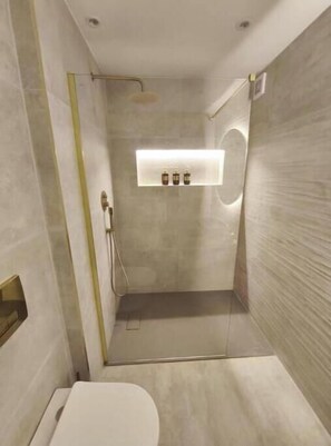Douche, serviettes fournies, savon, papier toilette
