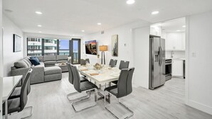 Een modern appartement met een eethoek, keuken en woonruimte.