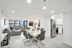 Eine moderne Wohnung mit Essbereich, Küche und Wohnbereich.