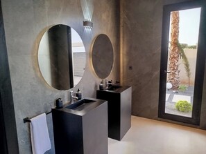 Haartrockner, Handtücher, Toilettenpapier