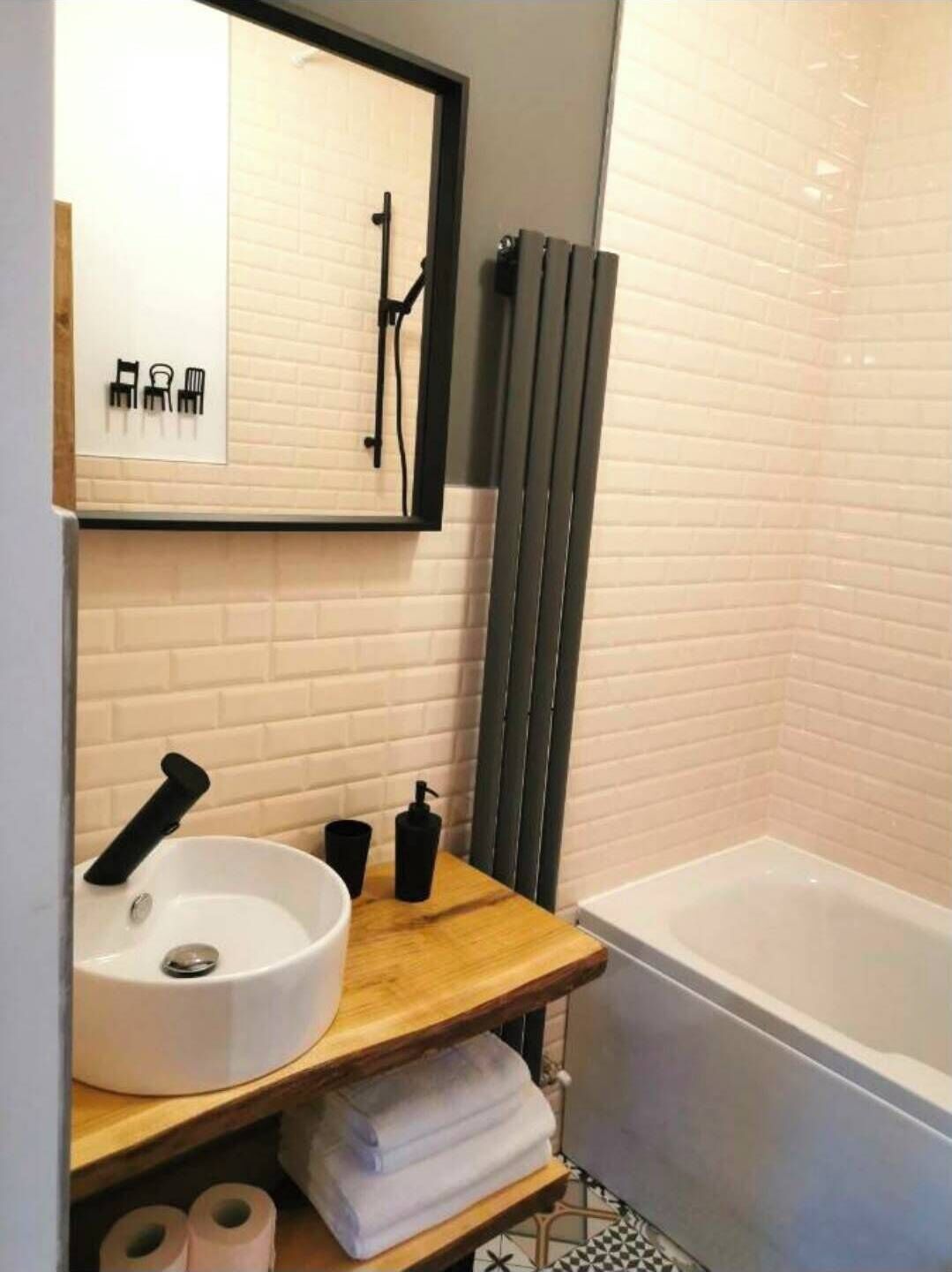 Een haardroger, handdoeken, zeep, toiletpapier