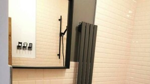 Hair dryer, towels, soap, toilet paper - Welcoming 1-bedroom studio in Petroșani for a relaxing stay (Petroșani)