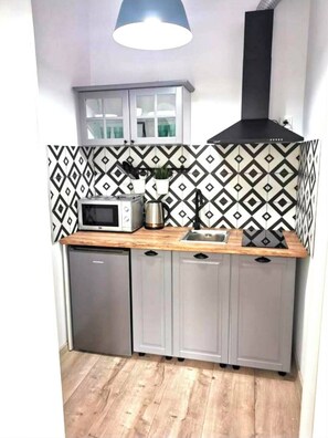 Private kitchen - Welcoming 1-bedroom studio in Petroșani for a relaxing stay (Petroșani)