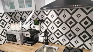 Private kitchen - Welcoming 1-bedroom studio in Petroșani for a relaxing stay (Petroșani)