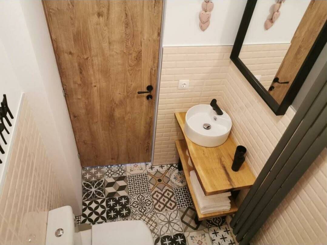 Een haardroger, handdoeken, zeep, toiletpapier