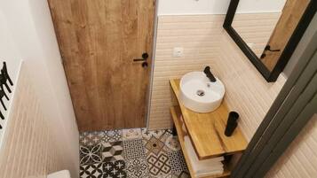 Een haardroger, handdoeken, zeep, toiletpapier