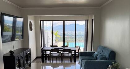 Spacious 4-bedroom house in wonderful Provincia de Alajuela with AC