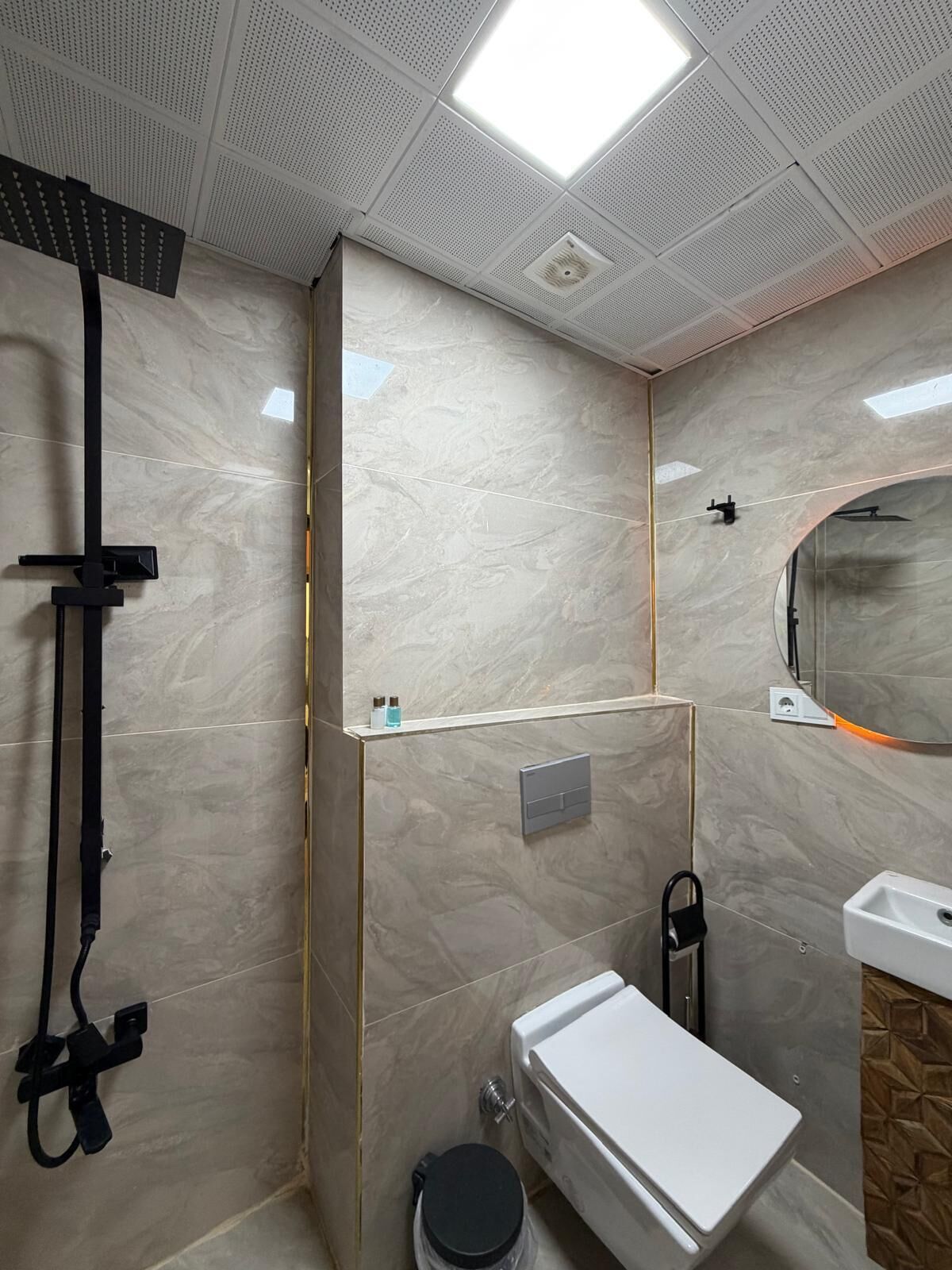 Standard Room, City View | Bathroom | Hair dryer, towels, soap, shampoo