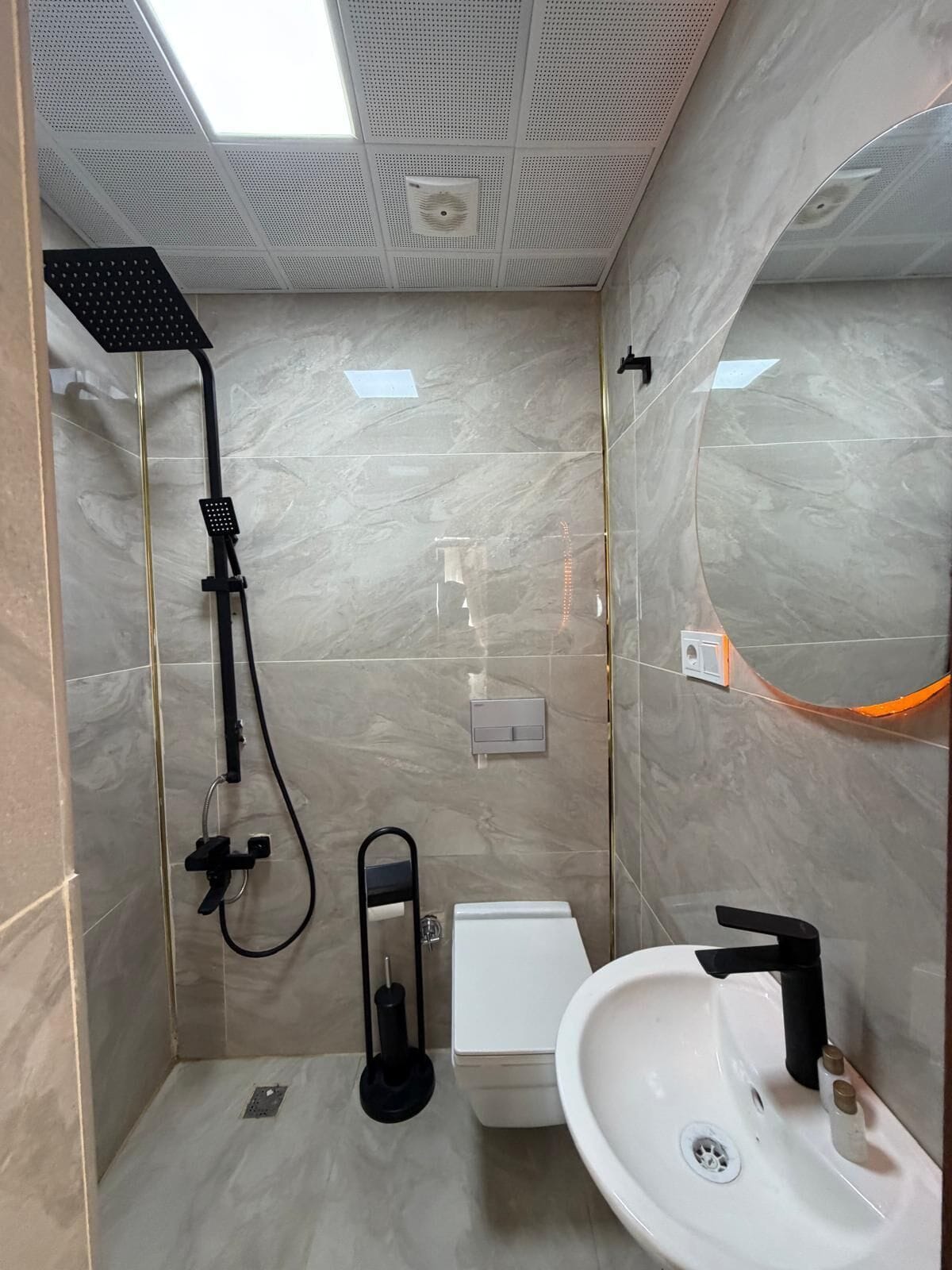 Chambre Standard, vue ville | Salle de bain | Sèche-cheveux, serviettes fournies, savon, shampoing