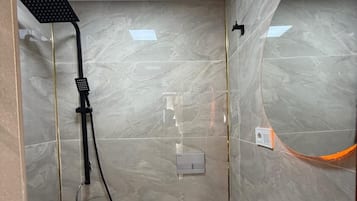 Chambre Standard, vue ville | Salle de bain | SĂšche-cheveux, serviettes fournies, savon, shampoing