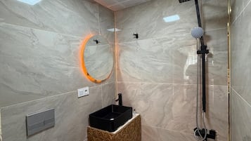 SĂšche-cheveux, serviettes fournies, savon, shampoing