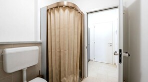 Bathroom - Vrbo Property (Kaukana)