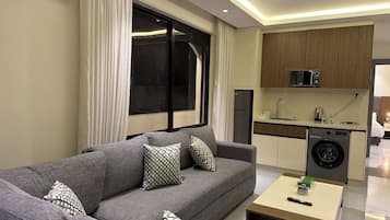Apartment, 1 Bedroom, Accessible, Smoking | Living room