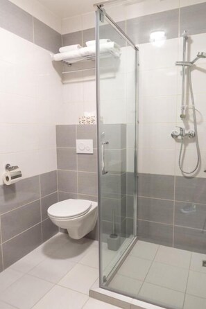 Shower, free toiletries, towels, toilet paper - TERRA (Jasová)