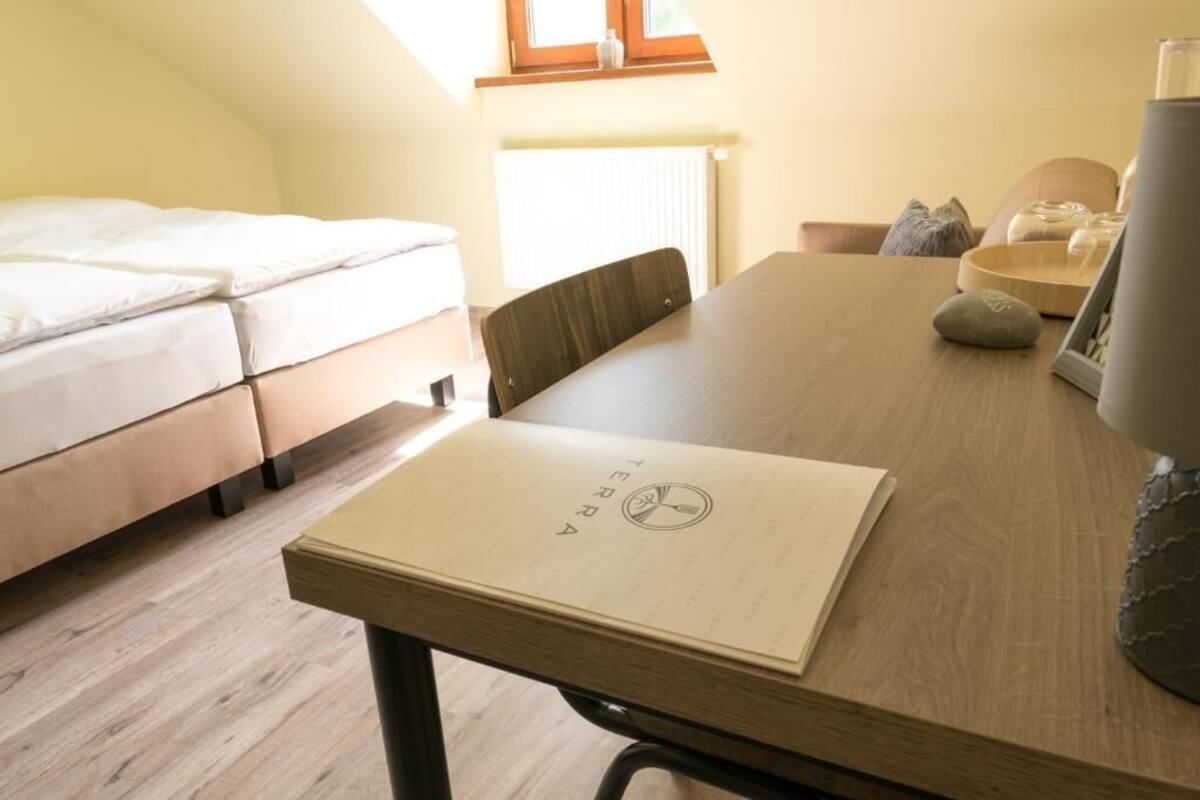 Une pièce comprenant un lit, une table à manger et une fenêtre.