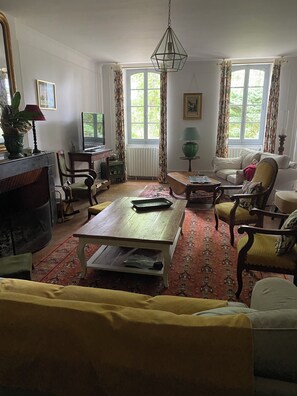 Living area - Vrbo Property (Saint-Félix-Lauragais)