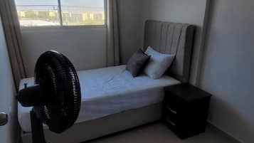 3 habitaciones, tabla de planchar con plancha, wifi y ropa de cama