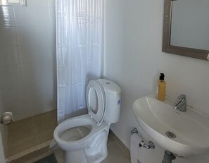 Regadera, toallas, jabón, papel de baño 