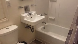 Een haardroger, handdoeken, zeep, toiletpapier
