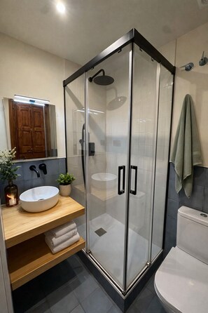 Shower, hair dryer, towels, soap - 5 minutes away from Sagrada Familia - 2 BR flat (Barcelona)