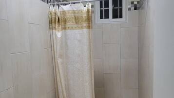 Regadera, toallas, jabón, papel de baño