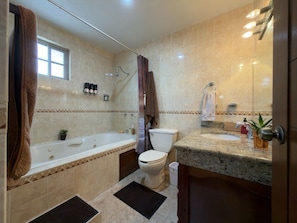 A bathroom with a bathtub, toilet, sink, and shower. - Casa grande cerca del BBVA (Monterrey)