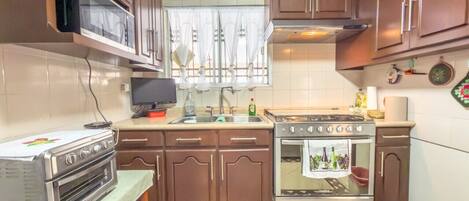 Coffee/tea maker, fridge, microwave, oven