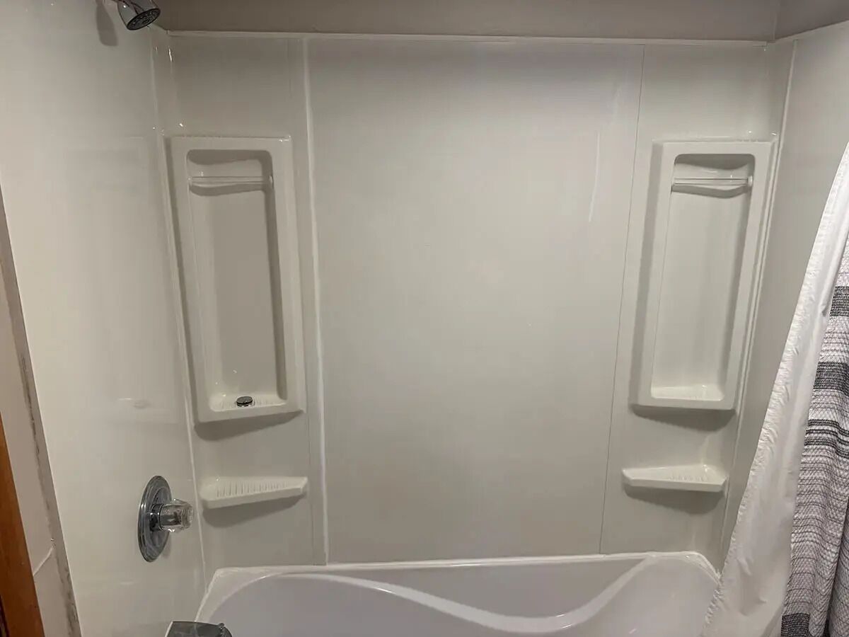 Serviettes fournies, papier toilette