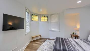 Tabla de planchar con plancha, wifi gratis y ropa de cama