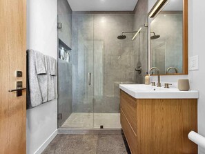 Bathroom - Walk on the Westside - Stroll to Downtown (Paso Robles)