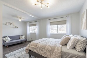 1 bedroom, desk, iron/ironing board, free WiFi - THE CANARY NOOK - Your Perfect Northern Getaway (Yellowknife)