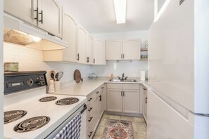 Fridge, microwave, oven, stovetop - THE CANARY NOOK - Your Perfect Northern Getaway (Yellowknife)