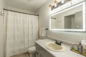 Hair dryer, towels, soap, shampoo - THE CANARY NOOK - Your Perfect Northern Getaway (Yellowknife)