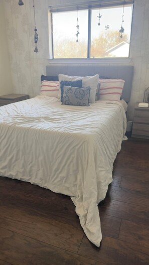 Ferros/tábuas de passar roupa, acesso à internet, roupa de cama