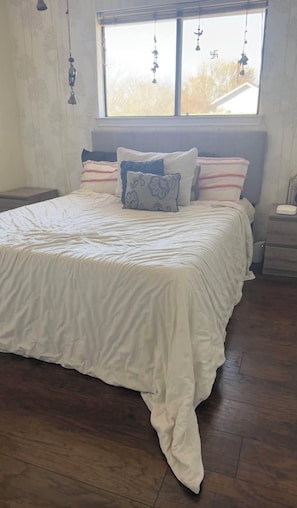 Ferros/tábuas de passar roupa, acesso à internet, roupa de cama