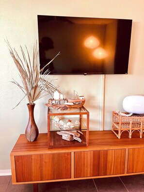 Ein Holz-Entertainment-Center mit einem flachbildfernseher darüber montiert.