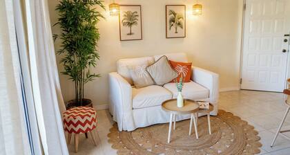 Cozy Condo Near the Coast- Garden & Pool View Fast Wi-Fi