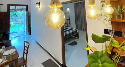 Peaceful private villa just steps from the beach in Habaraduwa