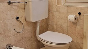 Haartrockner, Handtücher, Seife, Toilettenpapier