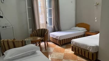 Habitación triple clásica, vistas a la ciudad | Wifi gratis