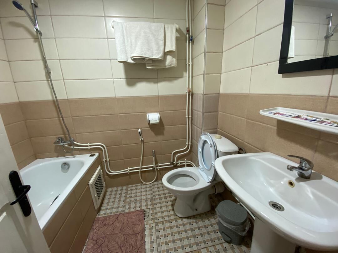 Baño con bañera, inodoro, lavabo y ducha.