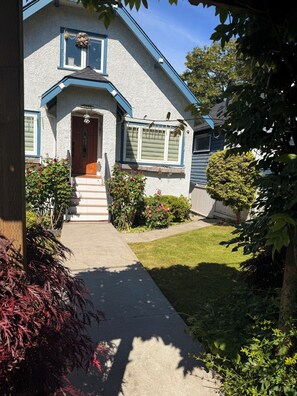 Exterior - Unbeatable location: Elegant 3 bedroom Garden Suite at Dunbar Vallage's center (Vancouver)