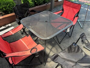 Outdoor dining - Unbeatable location: Elegant 3 bedroom Garden Suite at Dunbar Vallage's center (Vancouver)