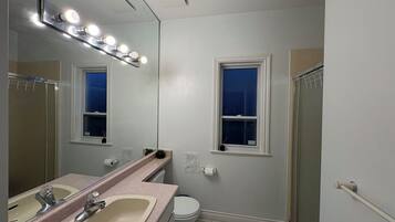 Secadora de cabello, toallas, jabón, papel de baño