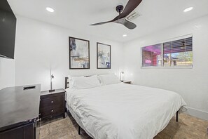Room - The Royal Palms Estate-Amazing 11-bedroom in perfect Phoenix for group getaways (Phoenix)